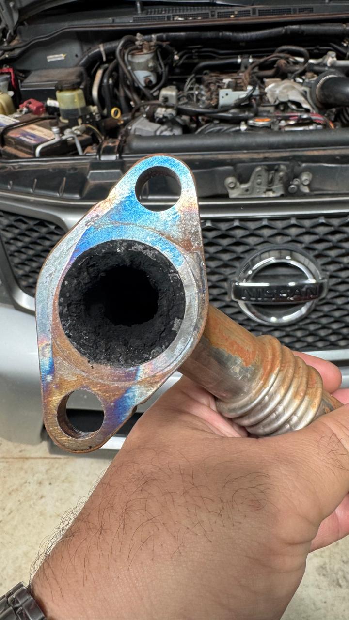 Duto do motor com a passagem quase fechada por carbono