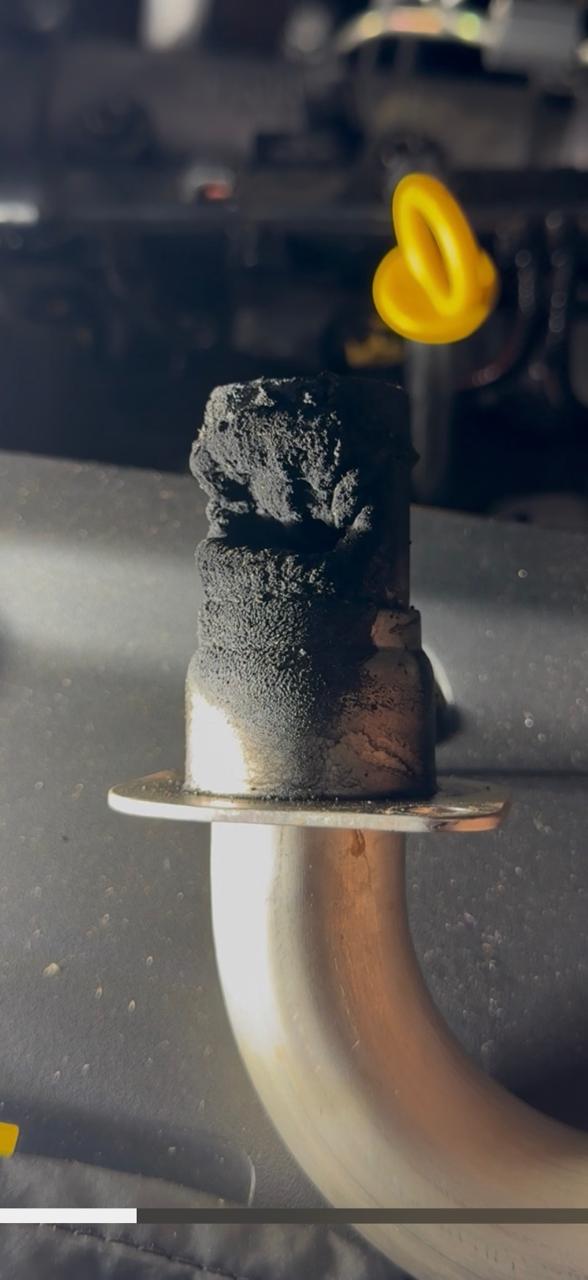 Depósito espesso de carbono em peça do motor, sem limpeza há anos