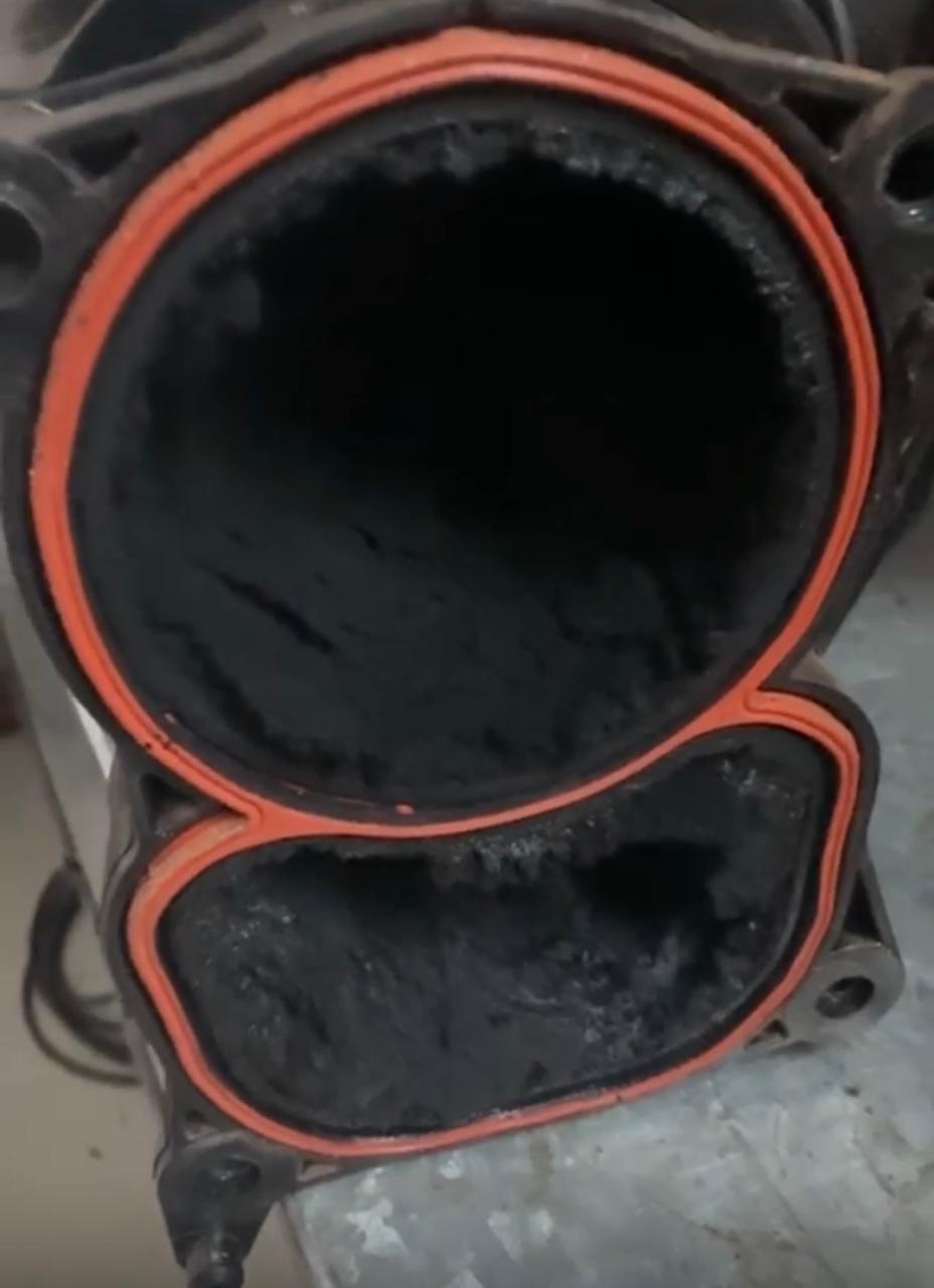 Passagem de ar do motor coberta por fuligem