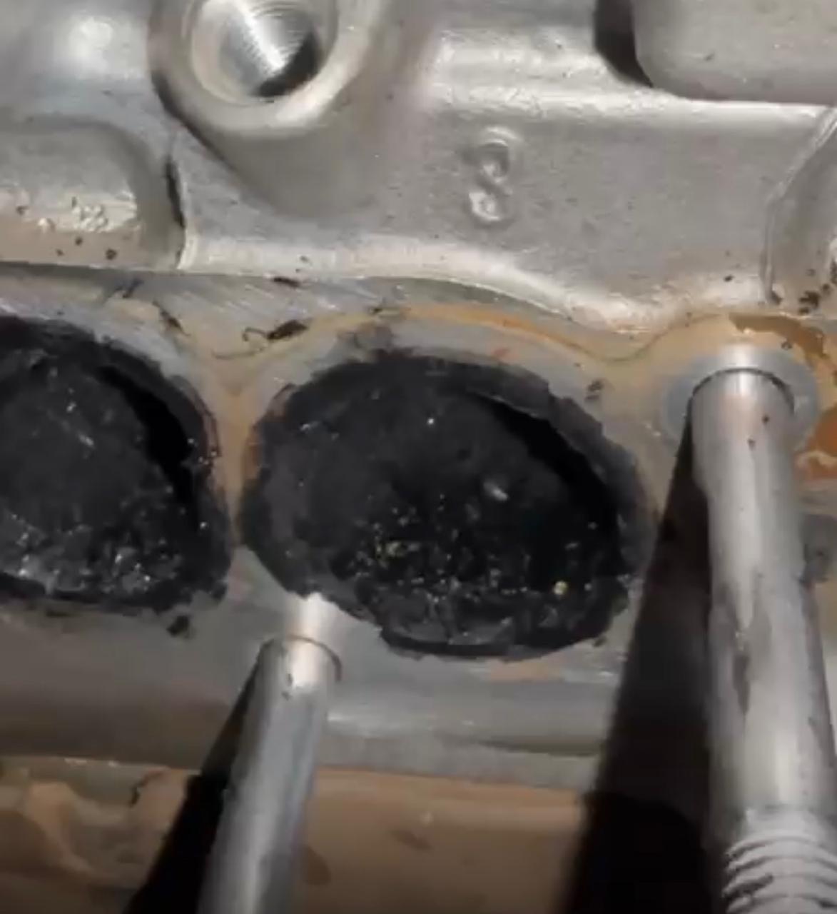 Dutos de admissão do cabeçote carbonizados, antes da limpeza