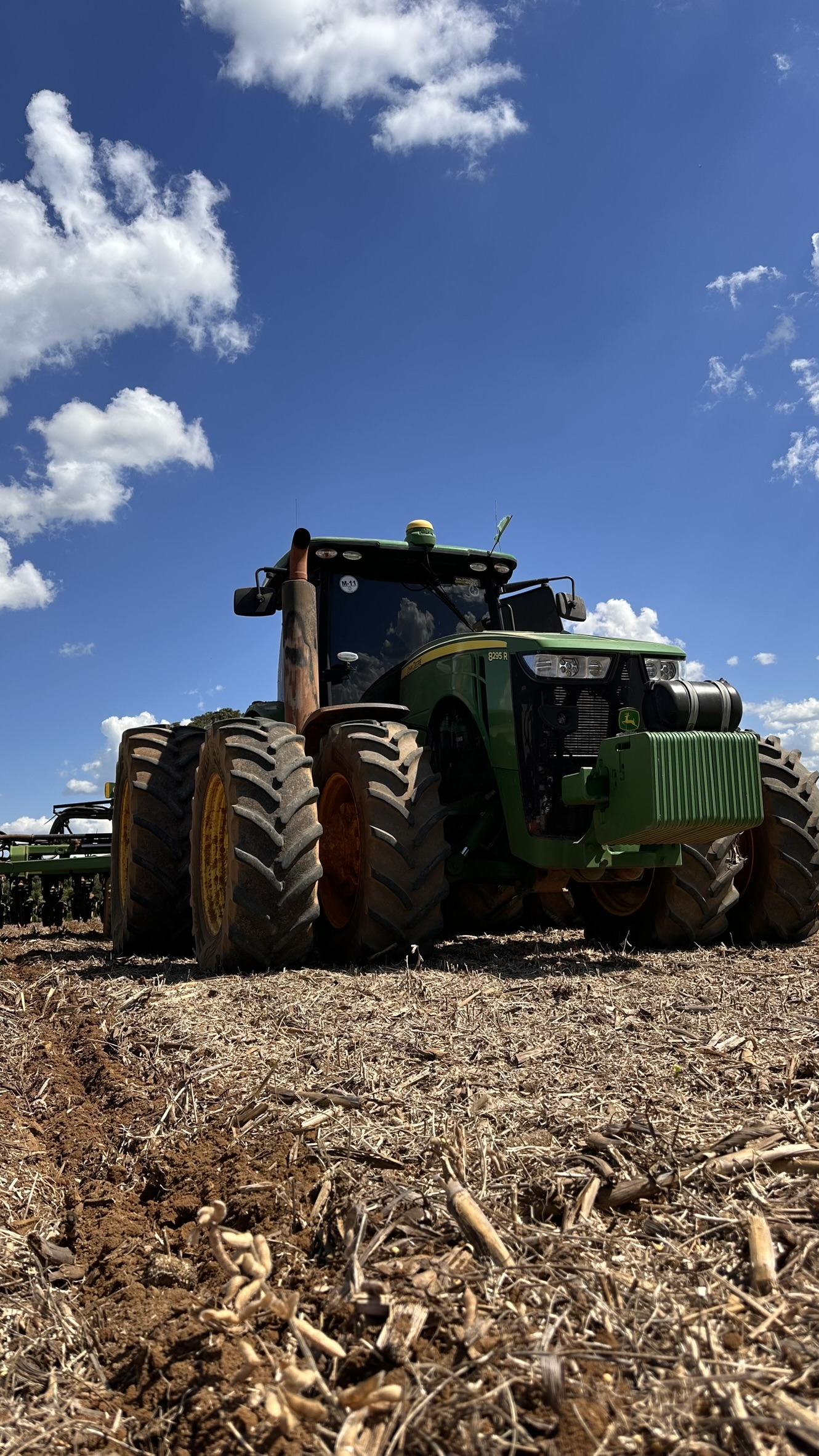 Trator John Deere 8R reprogramado pela Maxi Agro, de frente no campo