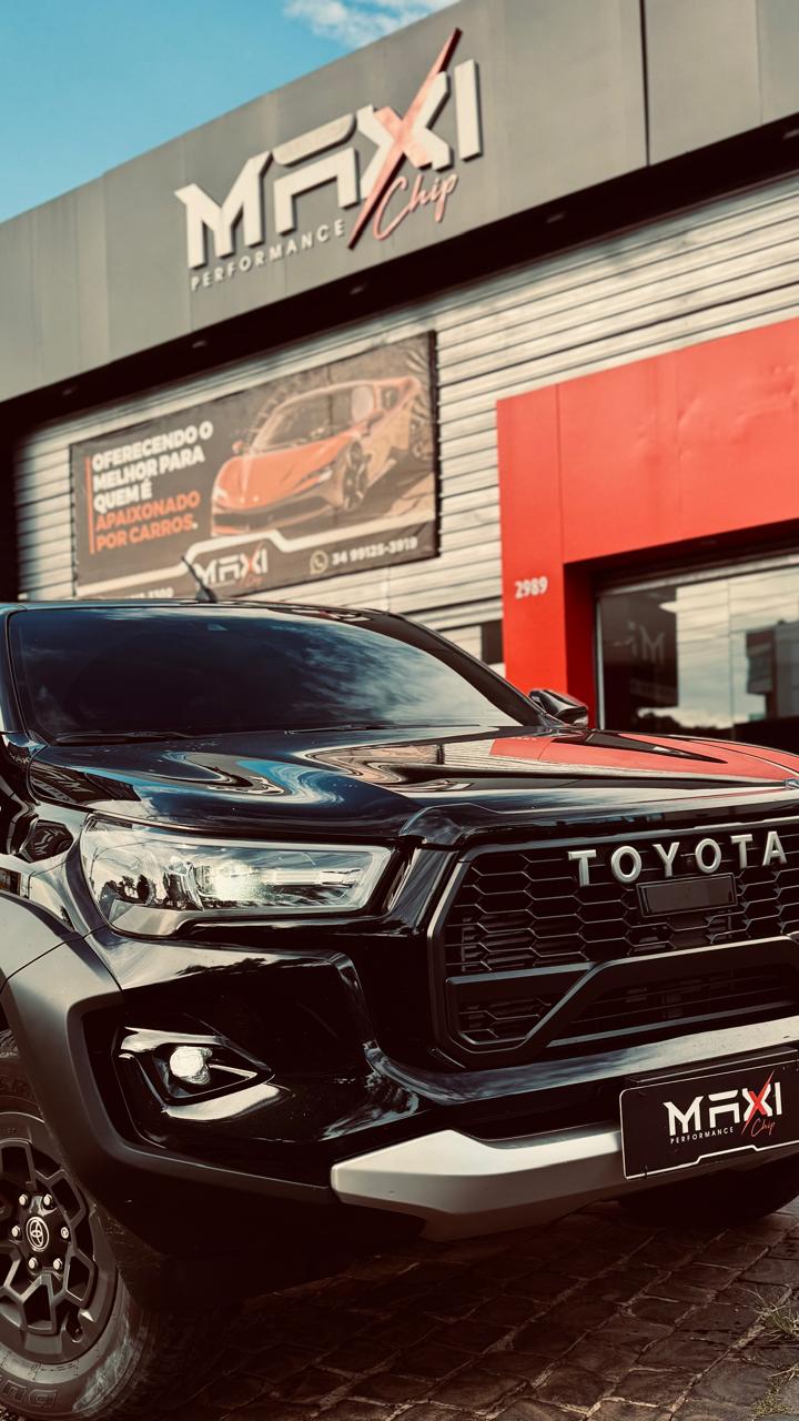 Toyota Hilux GR-Sport diesel na fachada da Maxi Chip