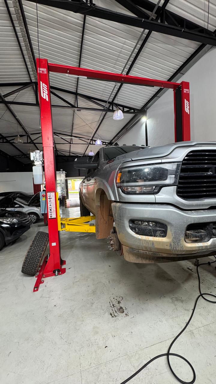 RAM 2500 erguida no elevador de coluna da Maxi Chip para serviço diesel