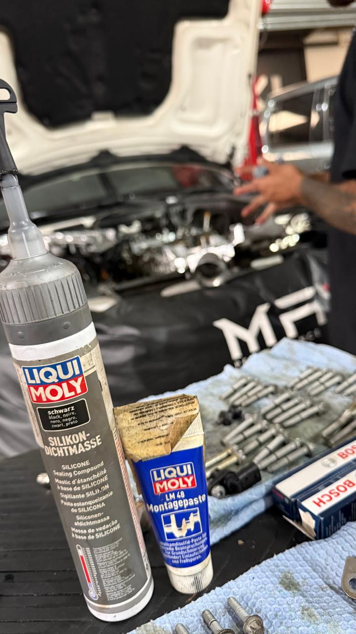 Bancada com produtos Liqui Moly e Bosch