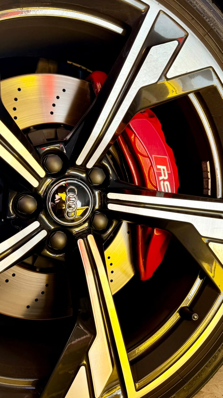 Roda de Audi RS na oficina premium Maxi Chip, com disco perfurado, brasão Audi e pinça de freio vermelha RS