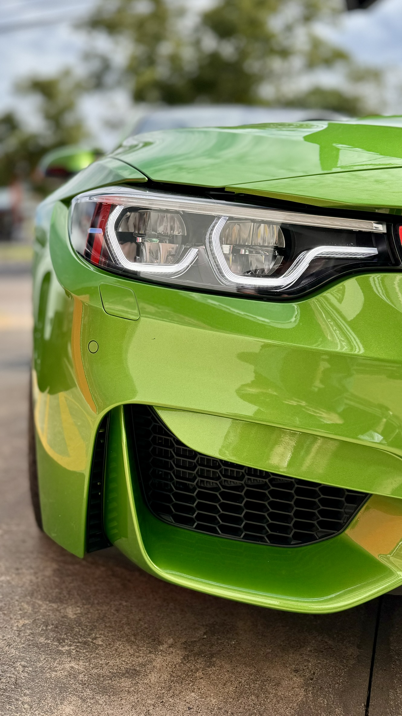 BMW M verde — frente e grade esportiva