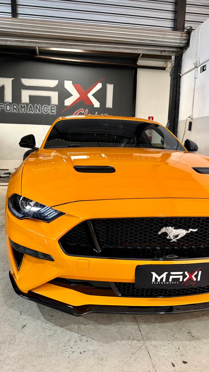 Ford Mustang laranja na oficina Maxi Chip