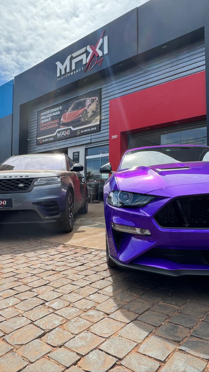 Ford Mustang roxo na fachada da Maxi Chip