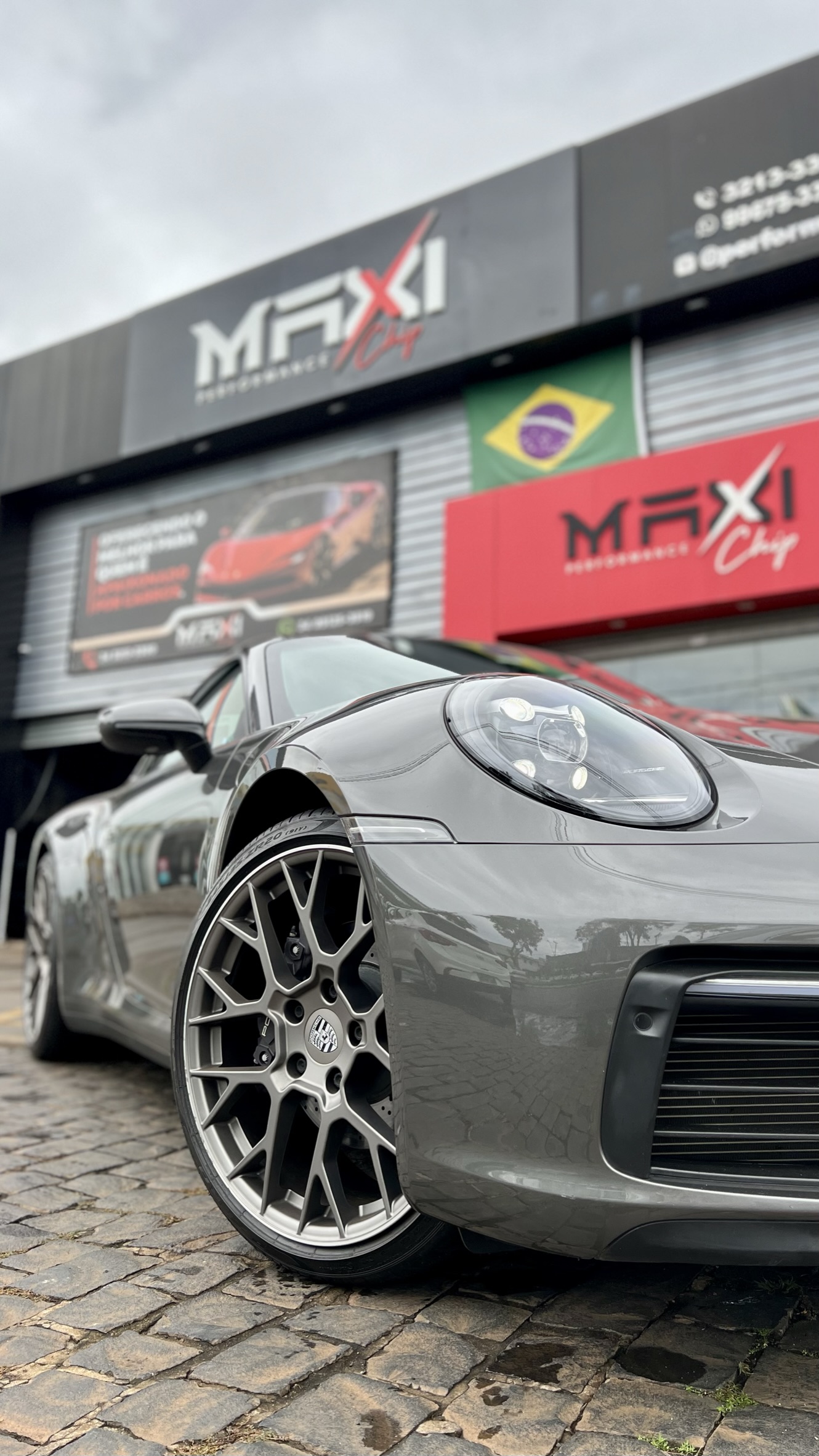 Porsche 911 Carrera na frente da Maxi Chip