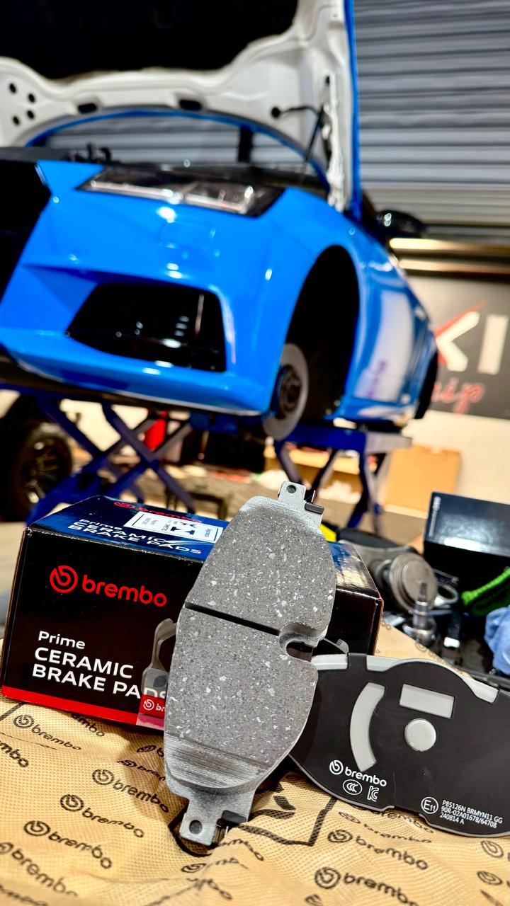 Pastilhas de freio cerâmicas Brembo instaladas na Maxi Chip