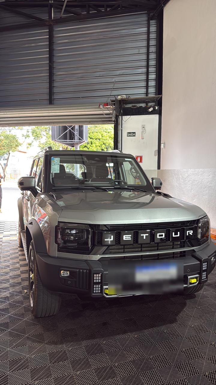 SUV recente na entrada da oficina