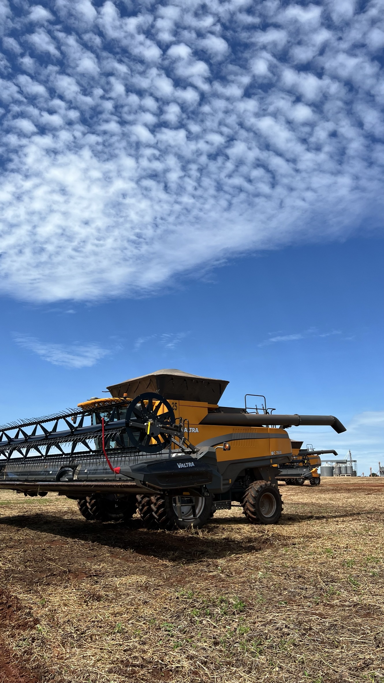 Colheitadeira Valtra no campo sob céu azul