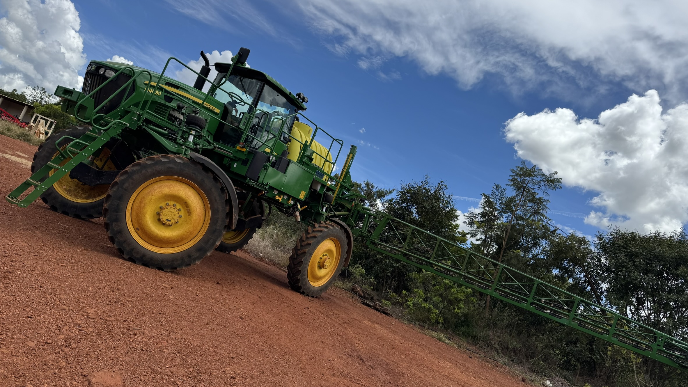 Pulverizador autopropelido John Deere no campo