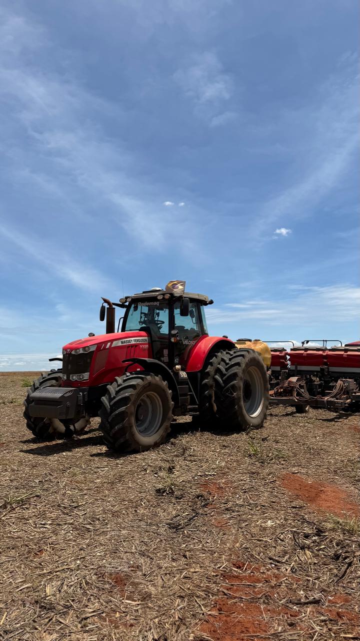 Trator Massey Ferguson com plantadeira no campo
