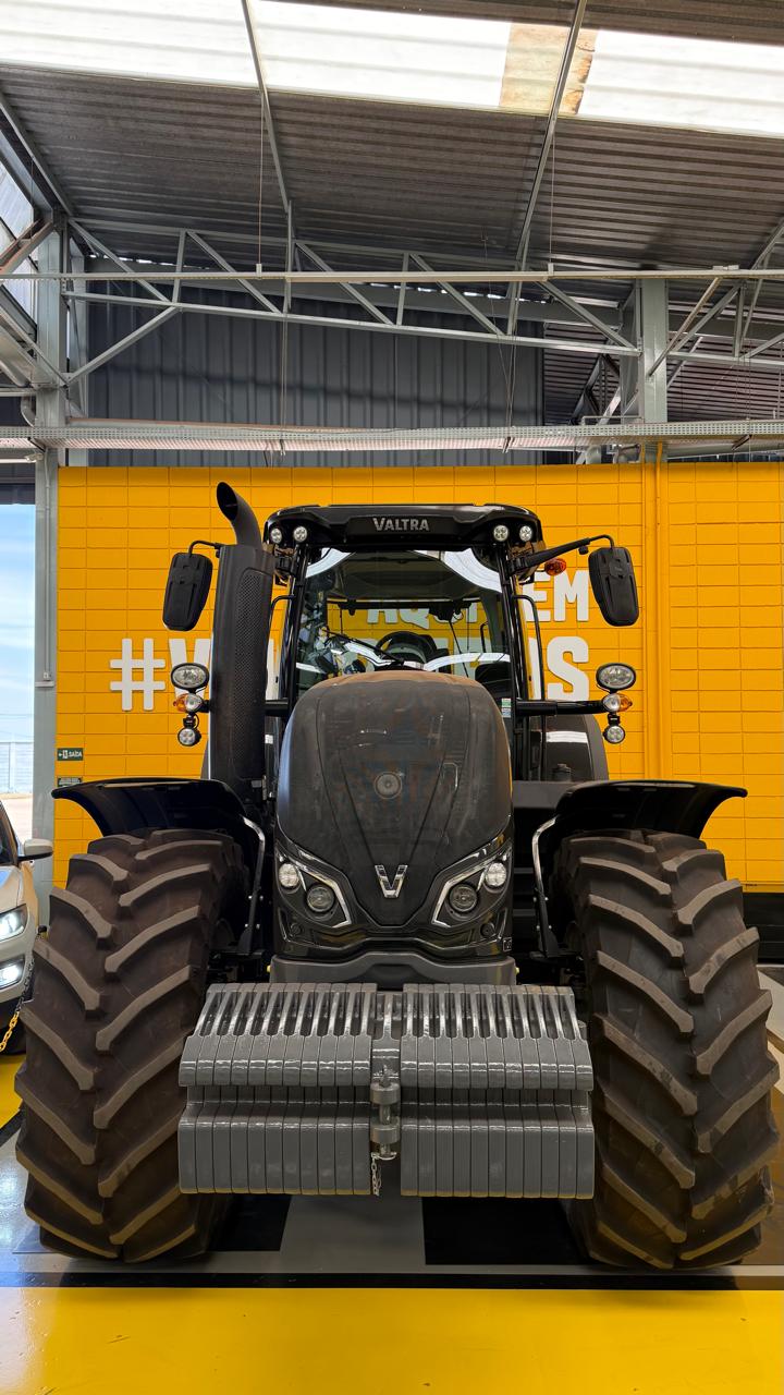 Trator Valtra preto