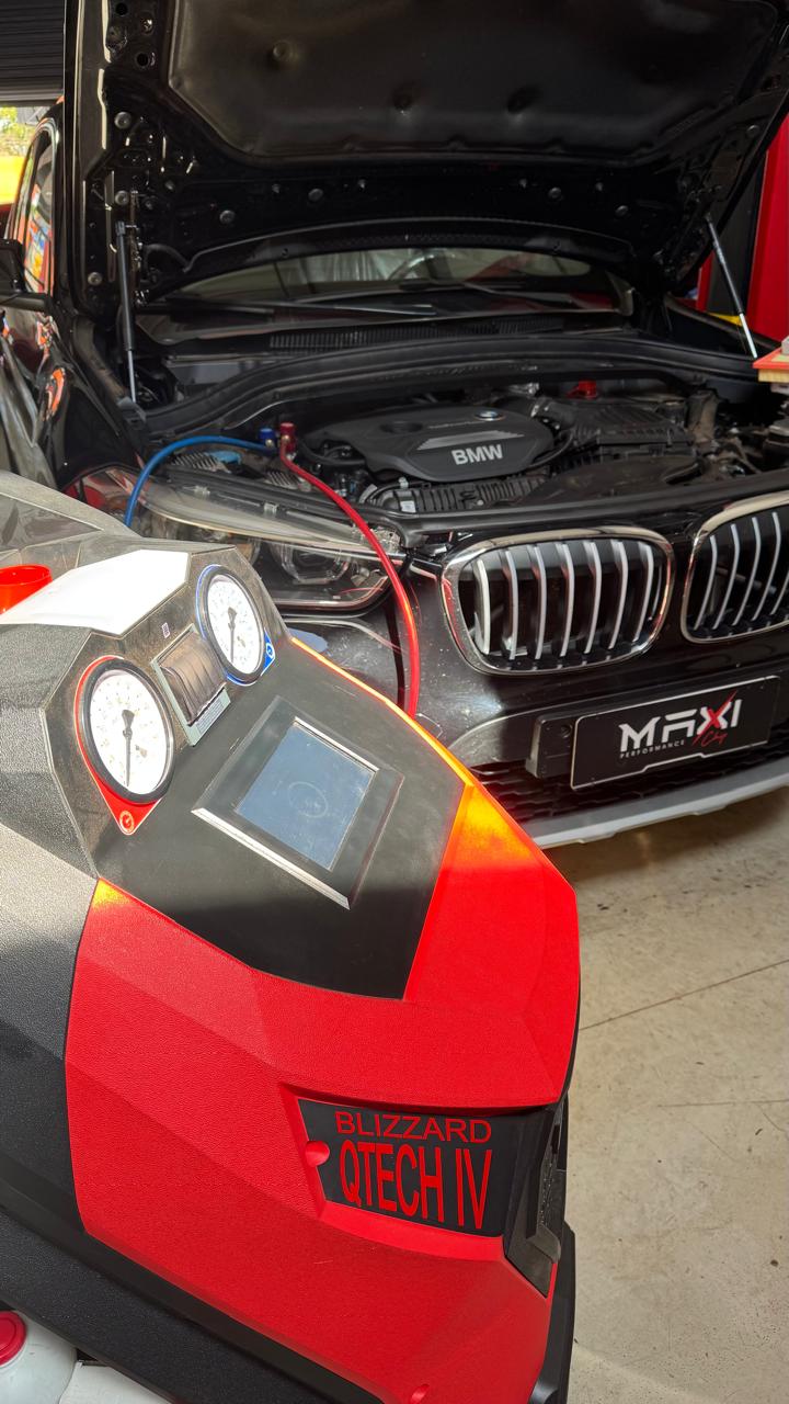 Serviço de ar-condicionado automotivo em BMW X1 na oficina Maxi Chip em Uberlândia
